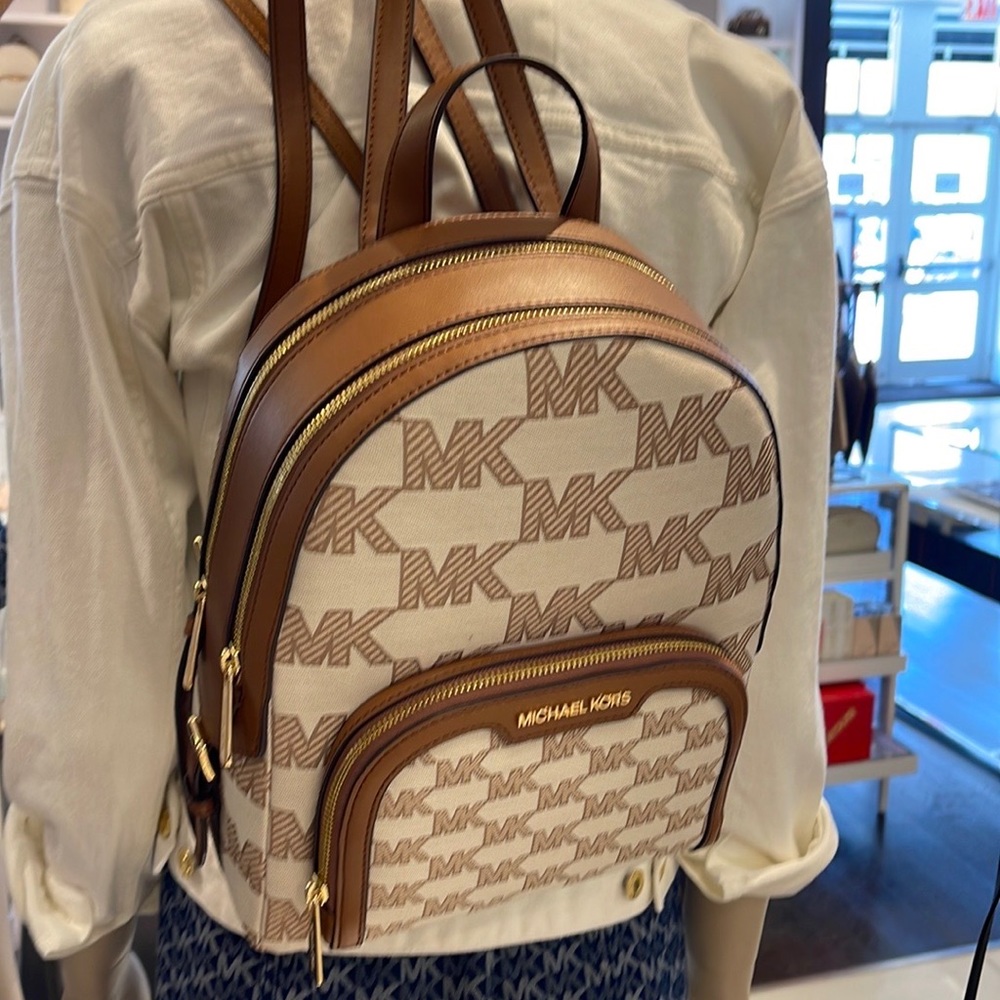 Michael Kors Jaycee Medium Logo Zip Pocket Backpack 

35S3G8TB2J
LUGGAGE - Picture 11 of 16